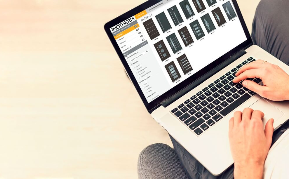 Konfigurator na prenosnem računalniku, ki ga ima nekdo na kolenih.