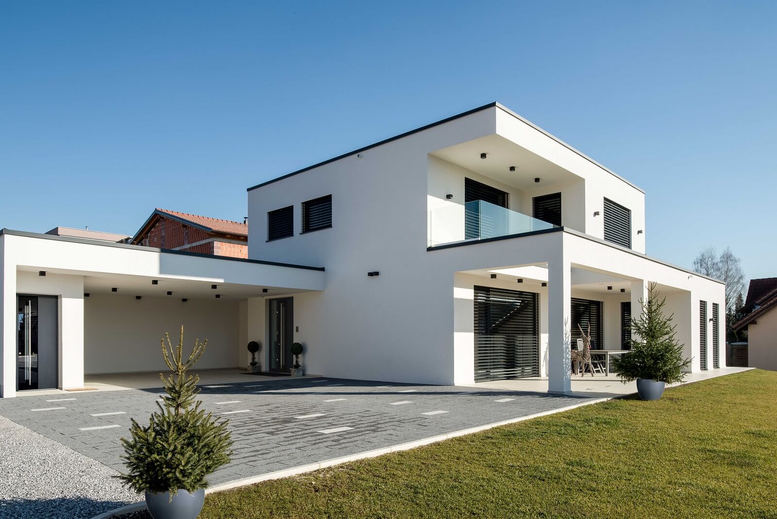 Modernes Haus mit Aluminium-Haustür.