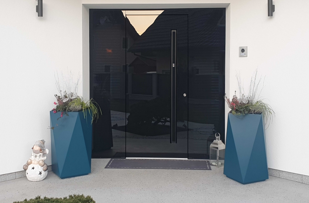 Moderna vhodna vrata z ESG steklom