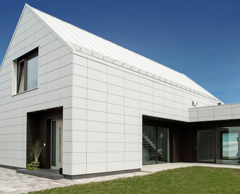 Moderna hiša z Inotherm ALU vhodnimi vrati