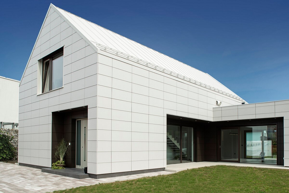 Moderna hiša z Inotherm ALU vhodnimi vrati