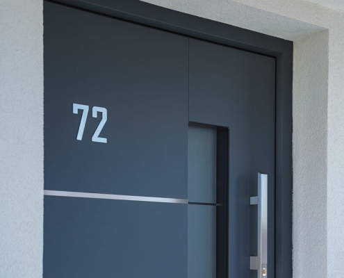 Inox dodatki na vhodnih vratih v antracitni barvi