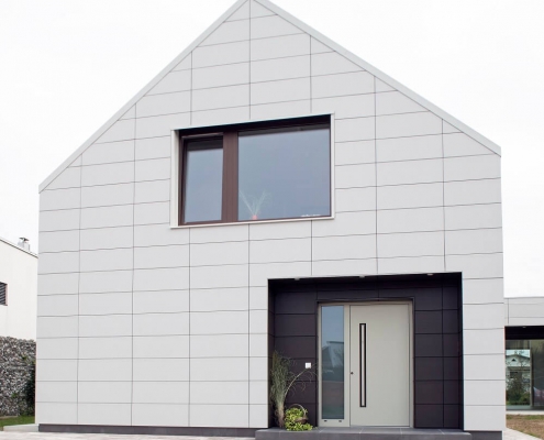 Moderna montažna hiša z ALU vrati