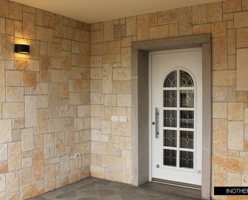 Kamnit obok in klasična vhodna vrata iz aluminija