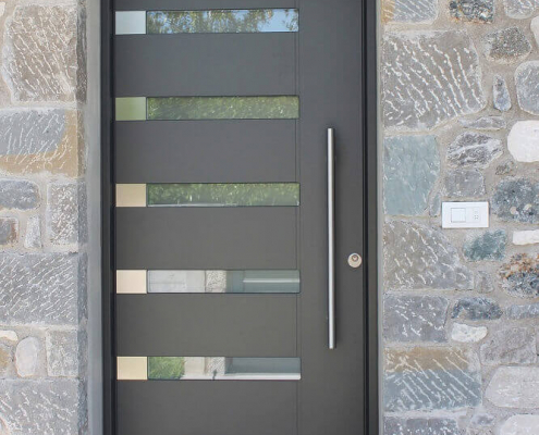 Vrata Inotherm vgrajena v kamnito hišo