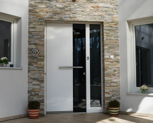 Bela vhodna vrata v kombinaciji z ESG steklom