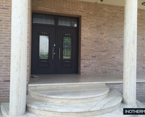 Dvokrilna vhodna vrata klasičnega designa