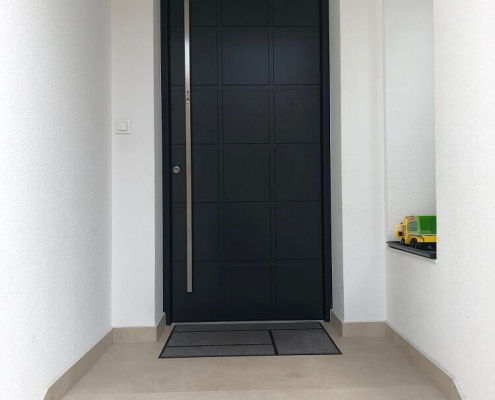 Elegantna vhodna vrata z kljuko ravnih linij in čitalcem prstnih odtisov