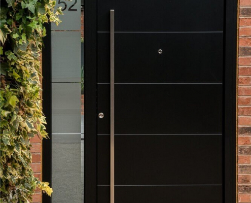 Kvalitetna vhodna vrata iz aluminija vgrajena v hišo iz klasičnih zidakov
