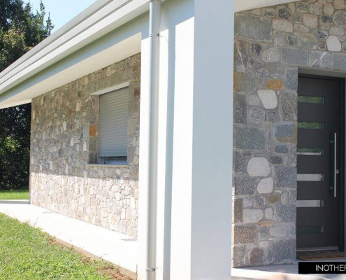 Kamnit vikend z vhodnimi vrati modernega dizajna