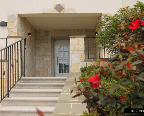 Klasična vhodna vrata v kamnitem pročelju