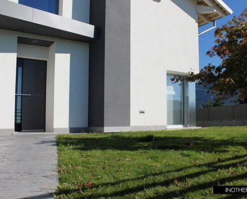 Vhodna vrata vrhunske kakovosti vgrajena v modern objekt