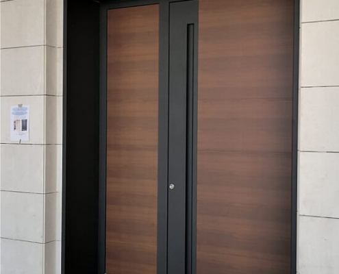 Moderna dvokrilna vrata enostavnih linij