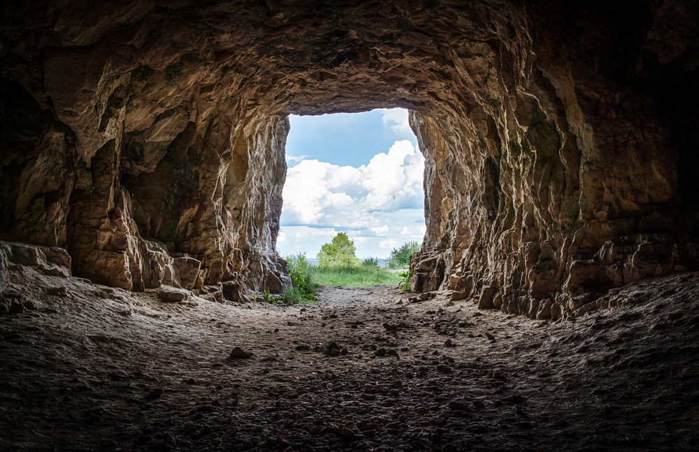 Pogled iz jame skozi odprtino, ki predstavlja zgodnjo obliko vhoda.