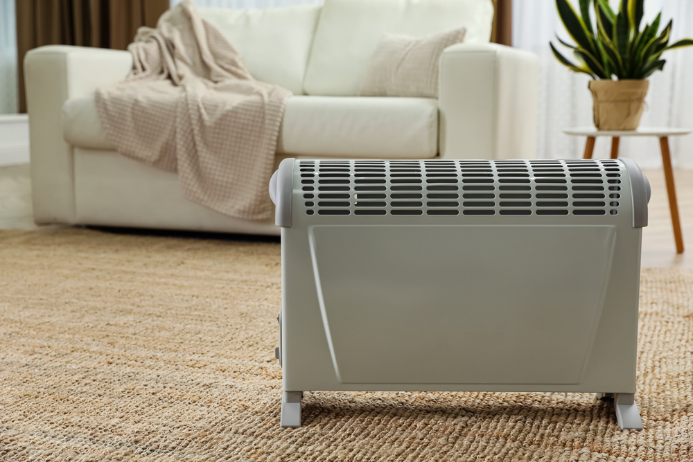 Radiator sredi dnevne sobe za ogrevanje prostora.