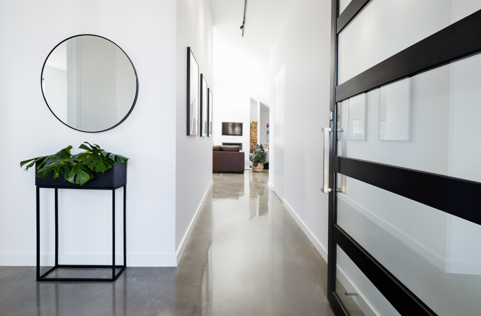 Moderen hodnik v beli barvi.