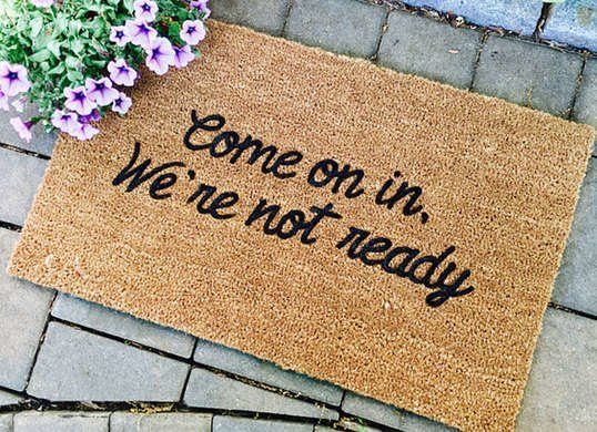 Eine interessante Fußmatte mit der Aufschrift "Come on in, we're not ready."