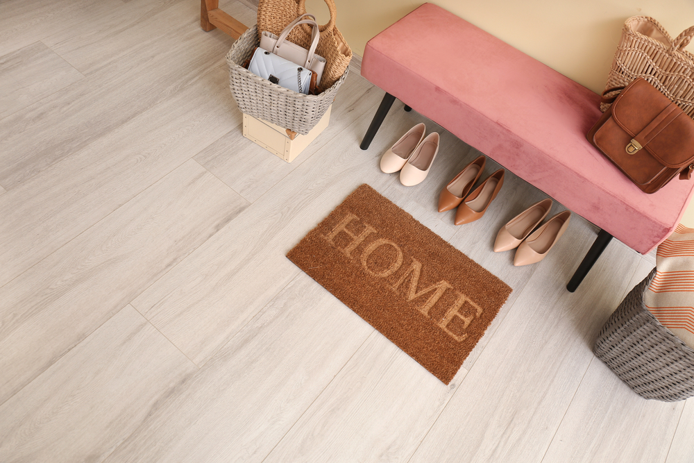 Eine Fußmatte für den Innenraum mit der Aufschrift "Home"