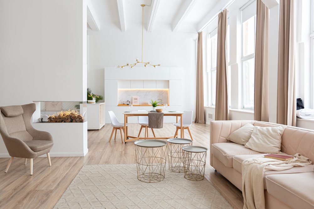 Warmer Minimalismus im Wohnzimmer