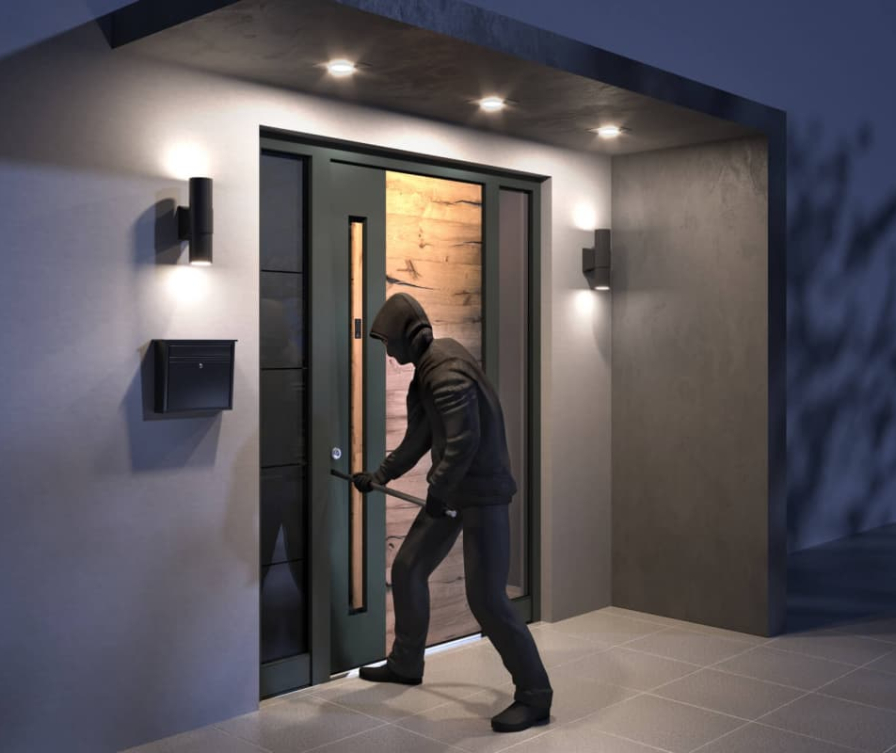 Vlomilec neuspešno poskuša vdreti skozi protivlomna vrata Inotherm