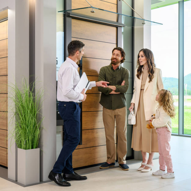 Družina kupuje vhodna vrata Inotherm