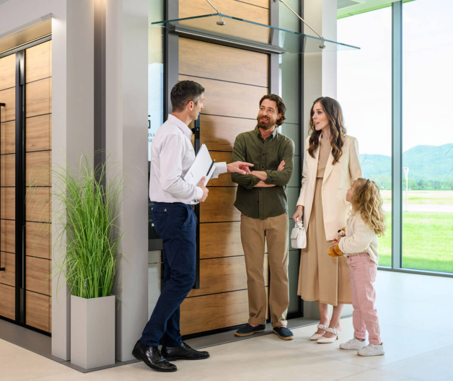 Družina kupuje vhodna vrata Inotherm