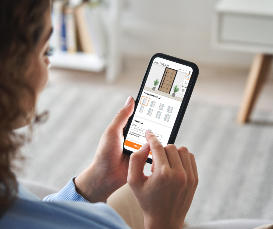 ženska gleda na telefon in nakupuje moderna vhodna vrata