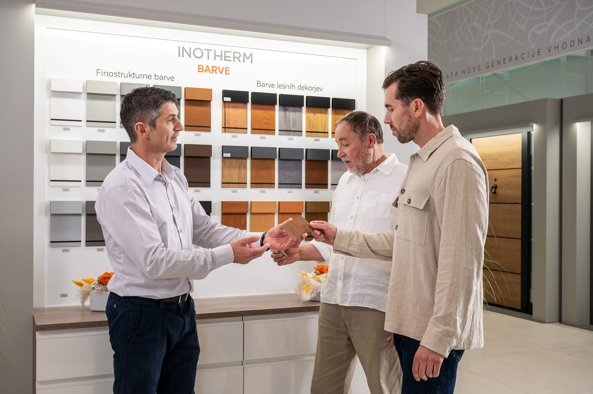 Ogled dekorjev in barv v salonu vhodnih vrat