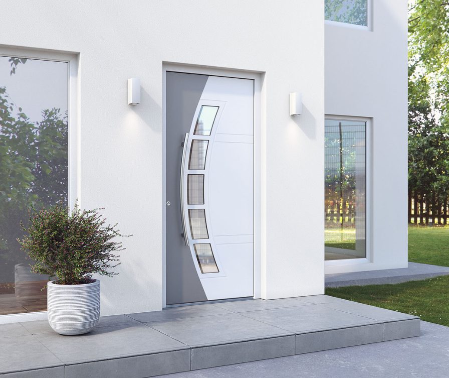 Siva in bela vhodna vrata z zasteklitvijo.