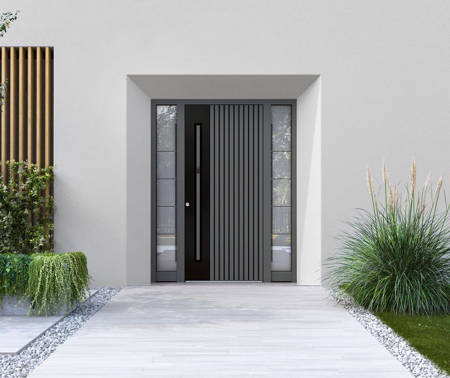 vhod v sivih odtenkih v kombinaciji s črnim delom panela in zelenjem pred vhodom