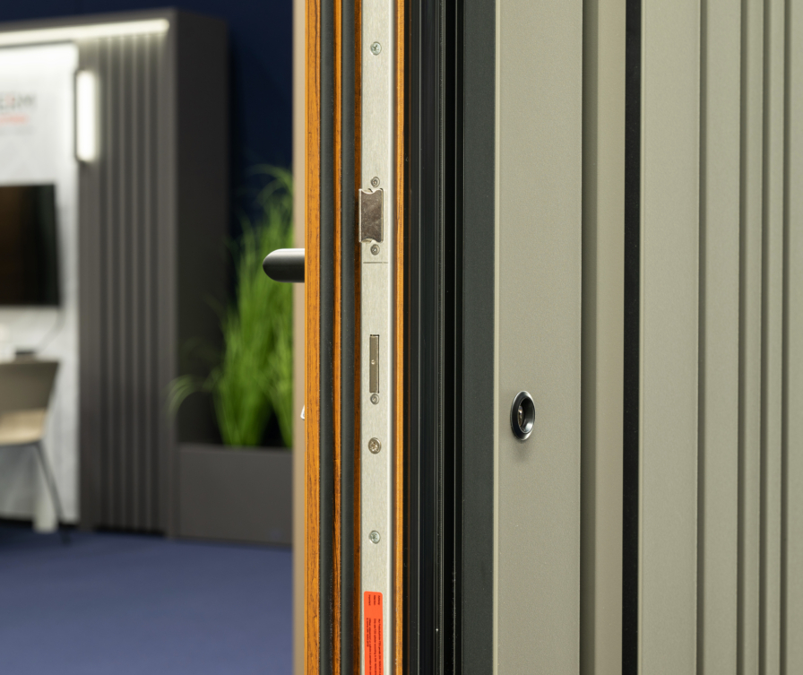 Aluminijasta protivlomna vhodna vrata z masivnim okvirjem in večtočkovnim zapiralnim sistemom. Aluminium-Sicherheitseingangstür mit massivem Rahmen und Mehrpunktverriegelungssystem.