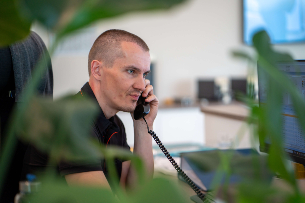 prodajni svetovalec na telefonu s stranko