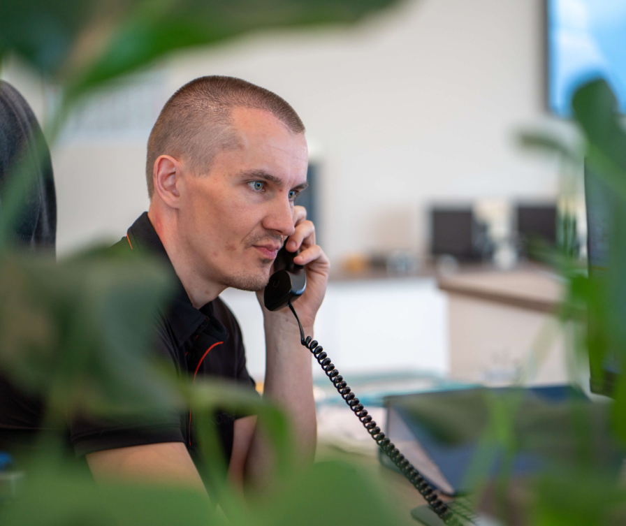 prodajni svetovalec na telefonu s stranko