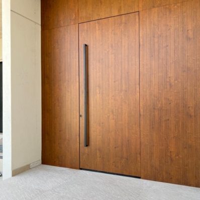 Vrata v lesnem dekorju s podaljšanim lesnim panelom
