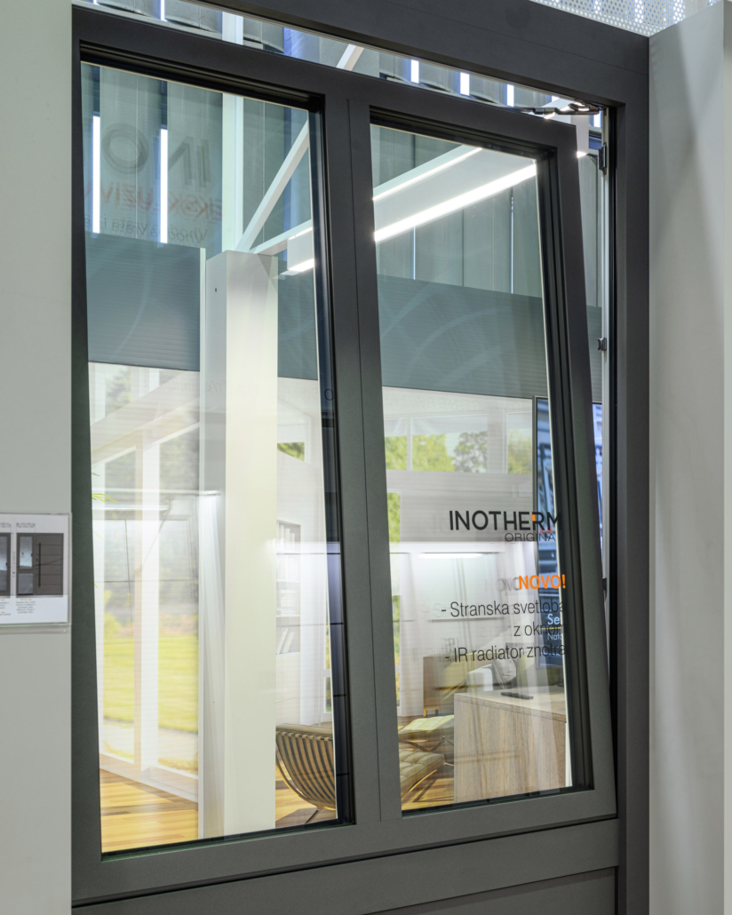 Alu sivo okno z nagibnim odpiranjem oz. odpiranjem na kip