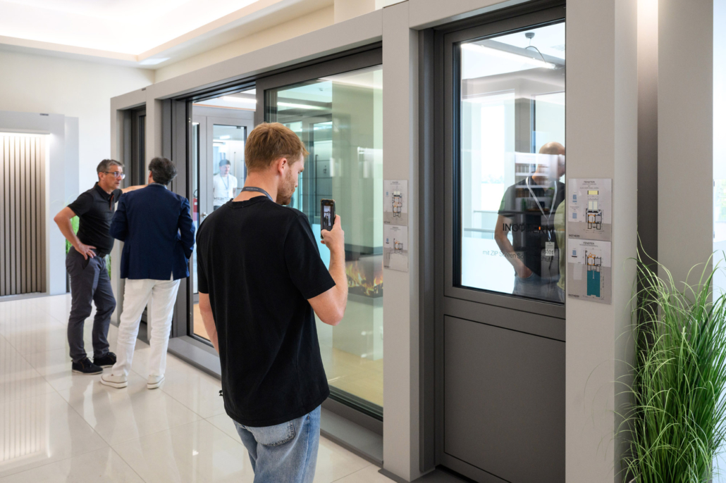 Alu okno v sivi barvi