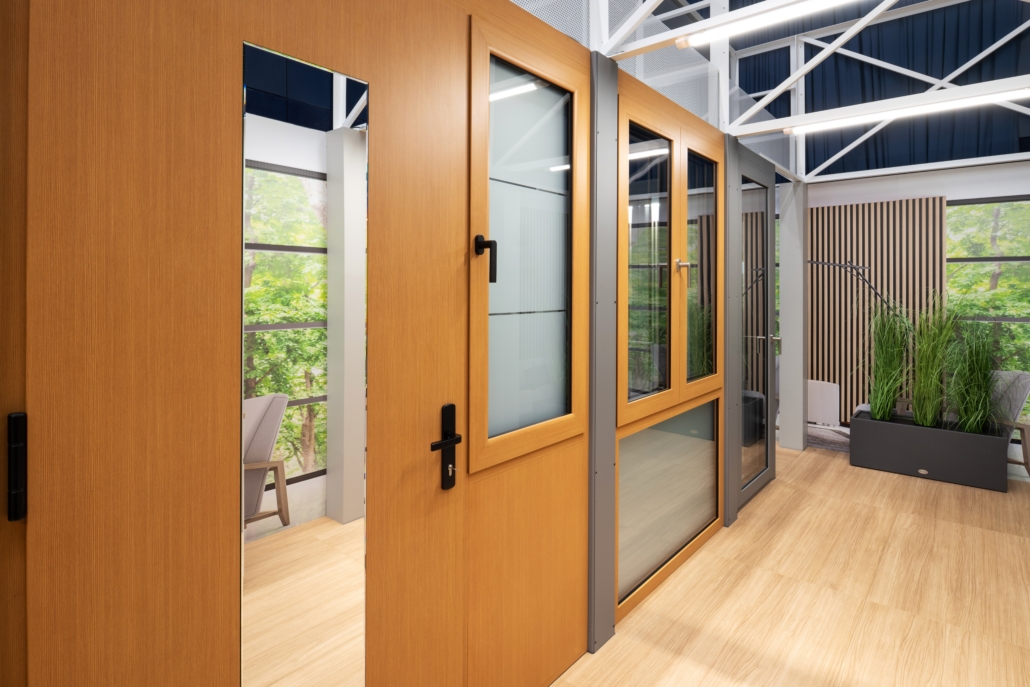 Notranji pogled alu oken v lesnem dekorju z vhodnimi vrati