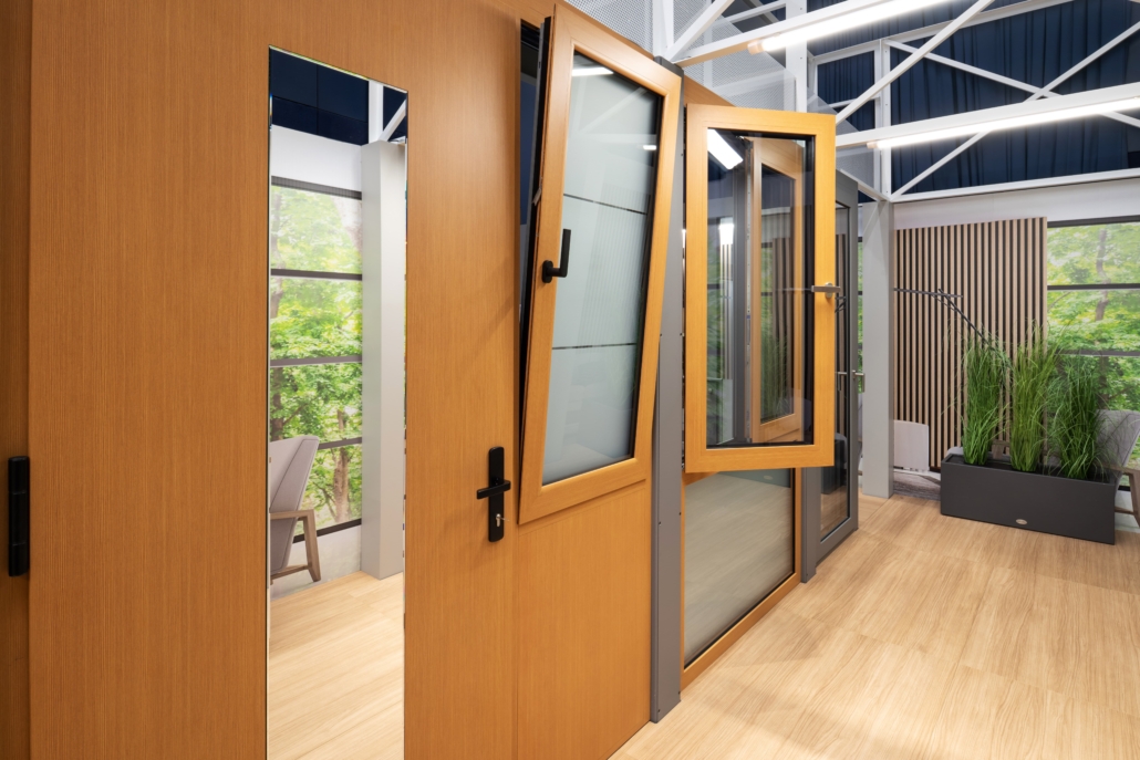 Notranji pogled alu oken v lesnem dekorju z nagibnim in vrtljivim odpiranjem ter ujemanjem z vhodnimi vrati