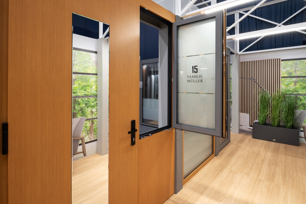 Notranji pogled alu oken v lesnem dekorju z vrtljivim odpiranjem ter ujemanjem z vhodnimi vrati