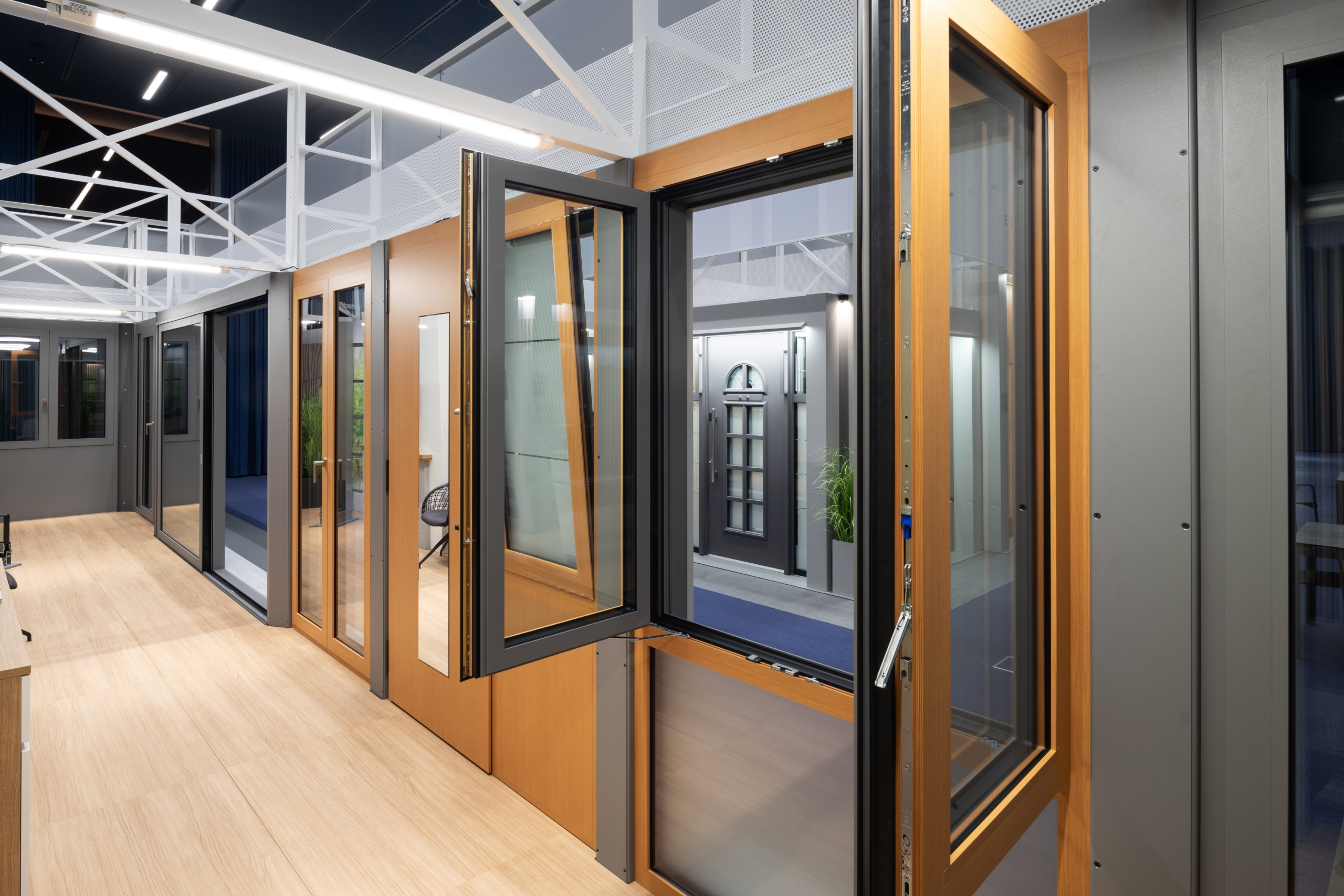 Odprto alu okno v lesnem dekorju brez pokončnika