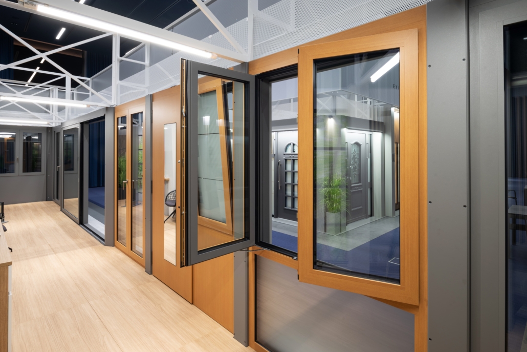 Odprto dvokrilno alu okno v lesnem dekorju brez pokončnika