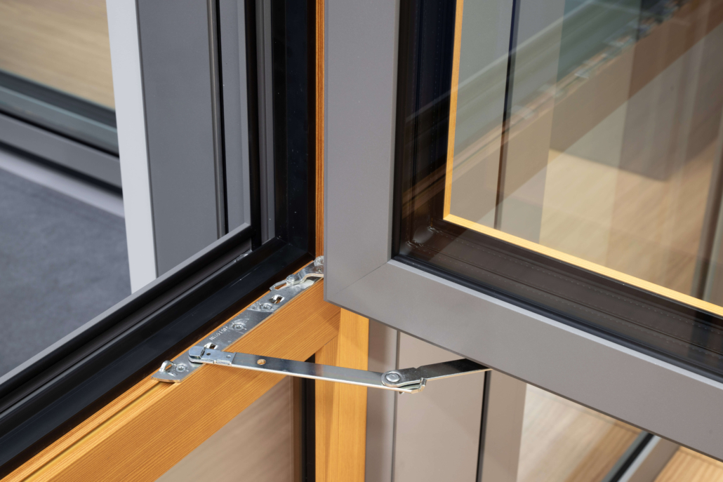 Skrito okovje pri oknu