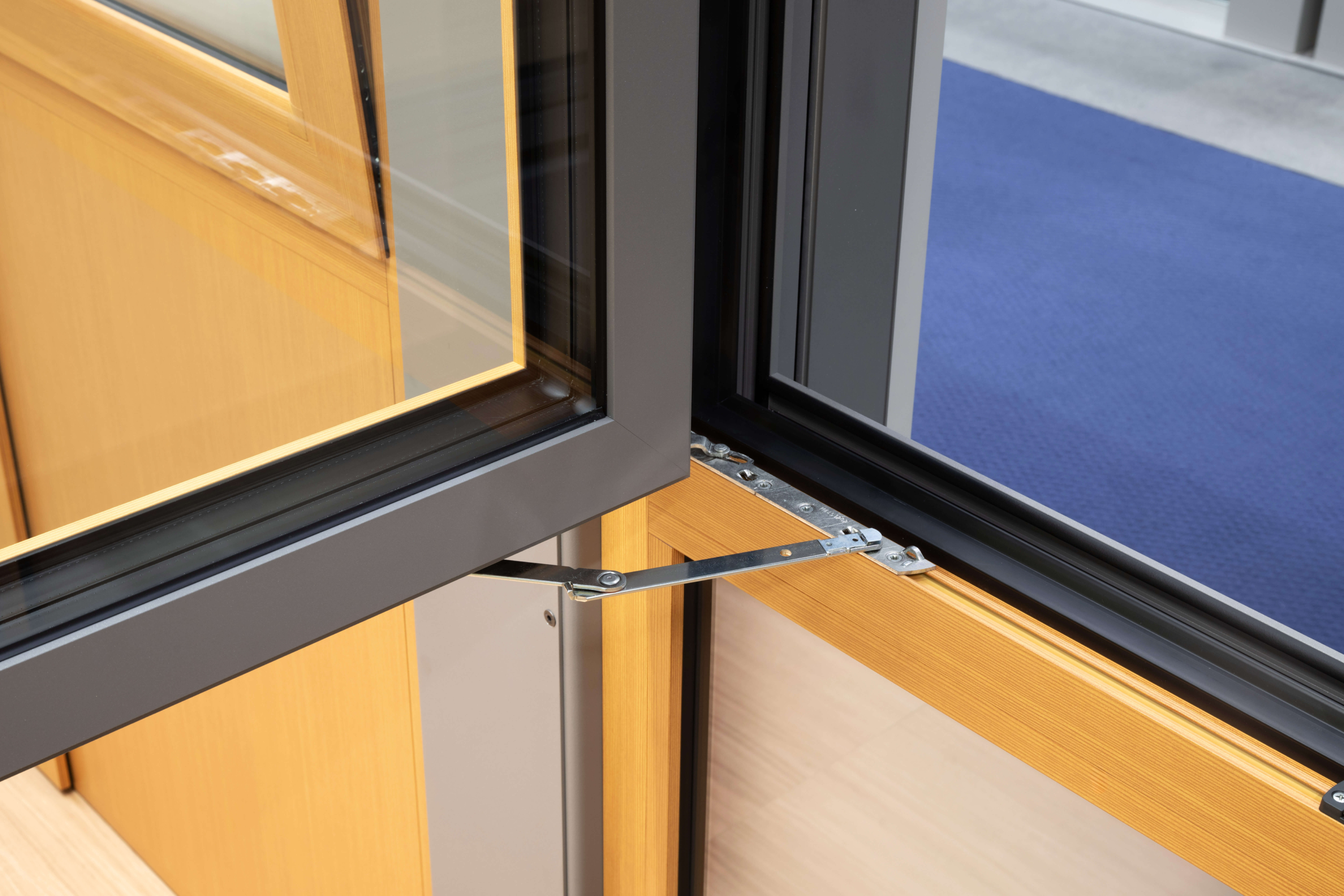 Skrito okovje pri oknu