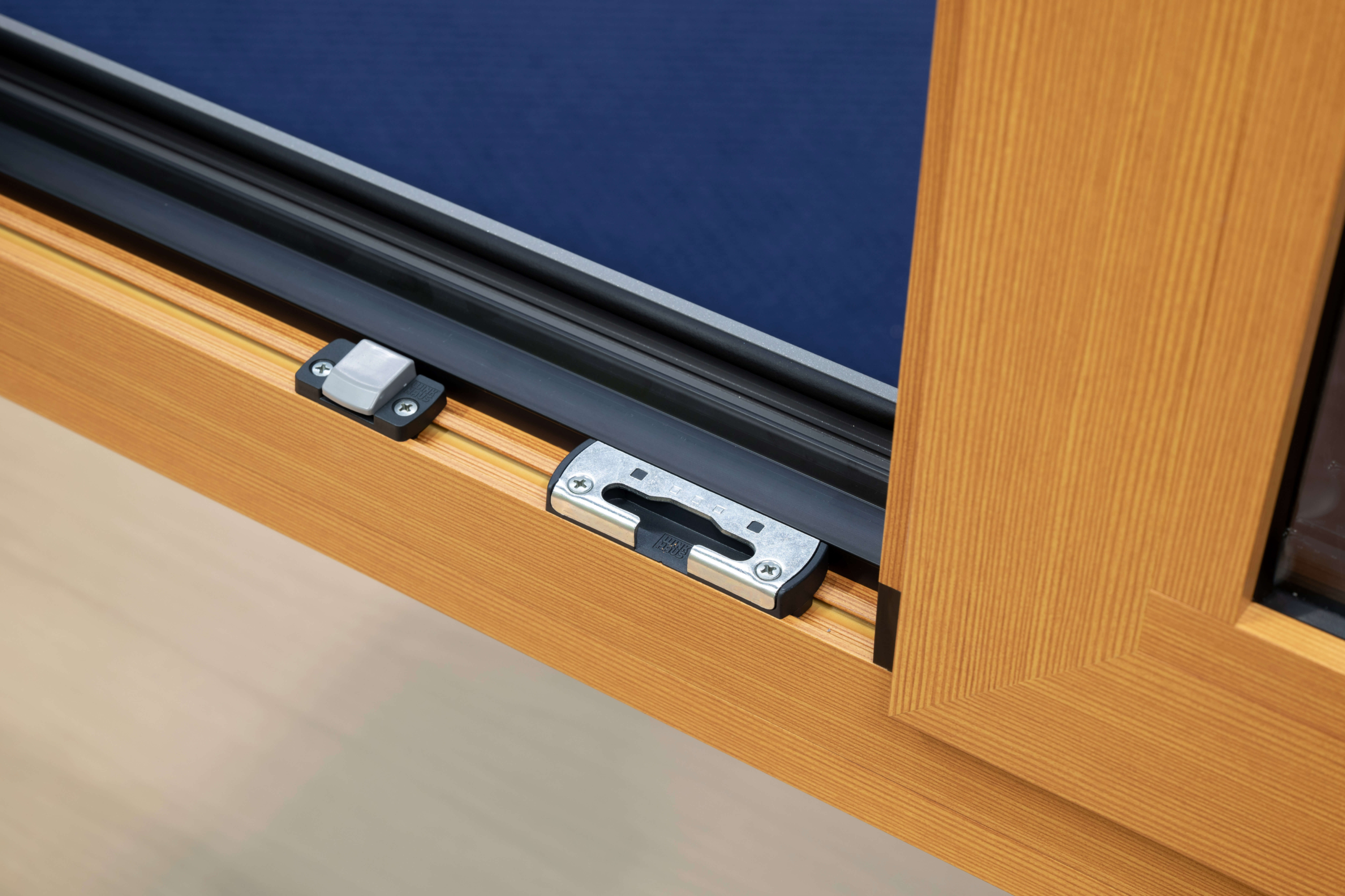 Skrito okovje Winkhaus pri alu oknih