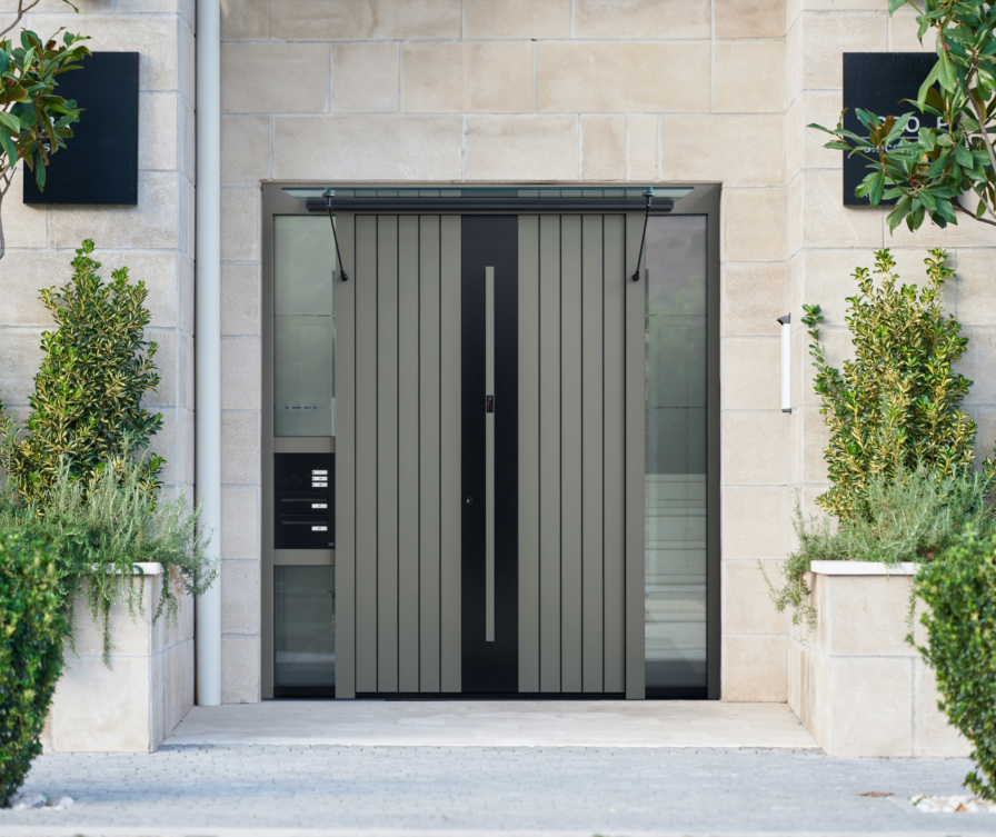 Sivo-črna vhodna vrata z obsvetlobo, nadstreškom in poštnim nabiralnikom