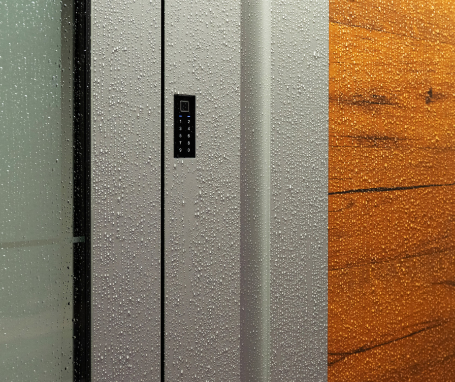 Vhodna vrata, na katerih so dežne kapljice