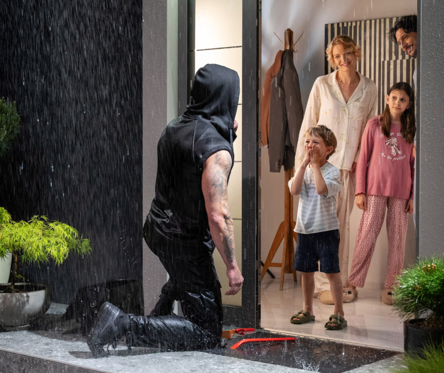 Vlomilec pred vrati, ko ga zasači družina in mu odpre vrata