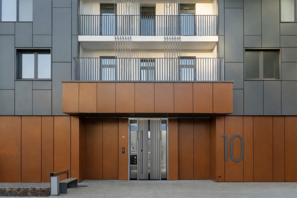 Moderna večstanovanjska stavba s sivimi vhodnimi vrati