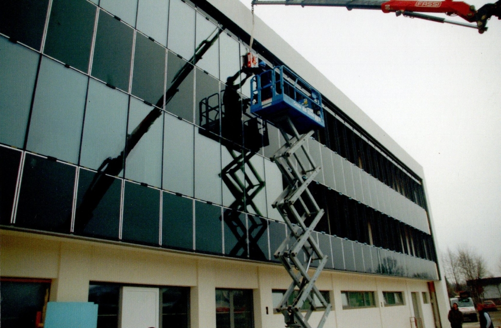 Gradbena dela pri moderni steklarni in lakirnici Inotherm v Ribnici