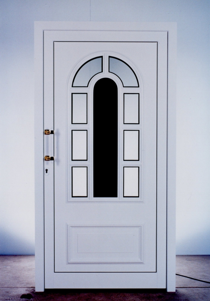 Ena izmed prvih vhodnih vrat Inotherm - bela vrata s steklom in črnim dekorjem